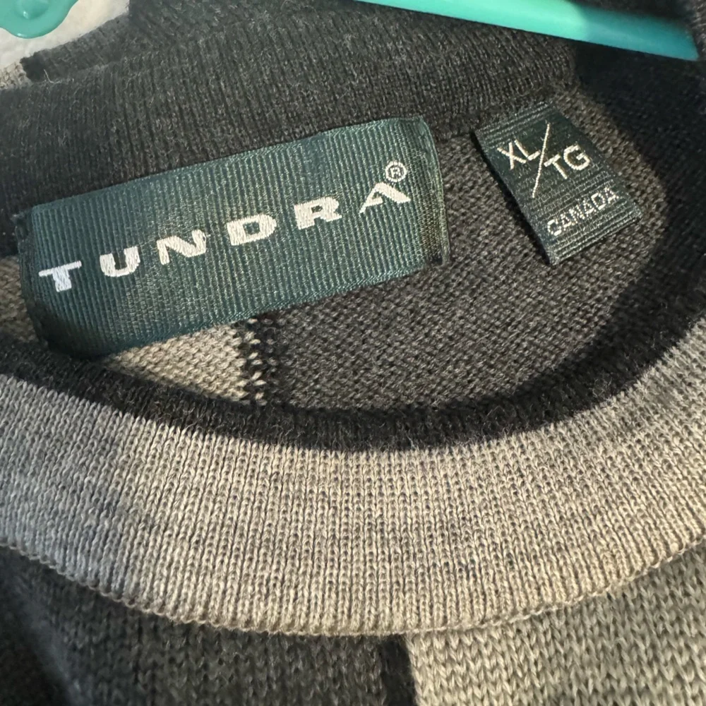 Vintage Mens Tundra Canada Sweater Geometric design size XL